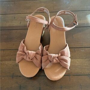 Universal Thread Tan Bow Sandals pm me for questions